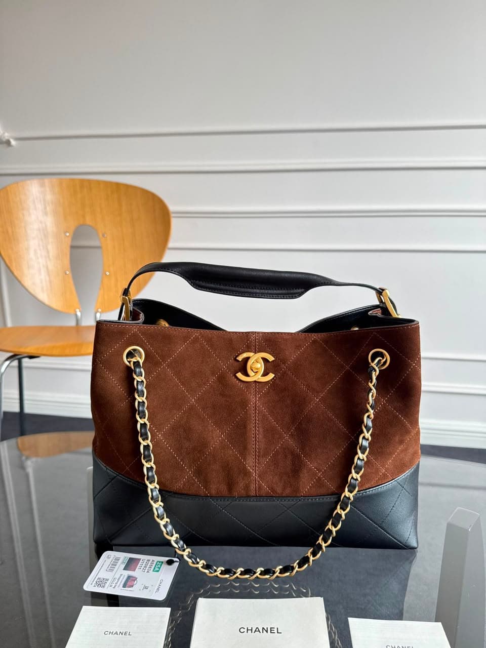 Chanel 35A Hobo Bag Matelassê Bicolor Marrom / Preto – Moda