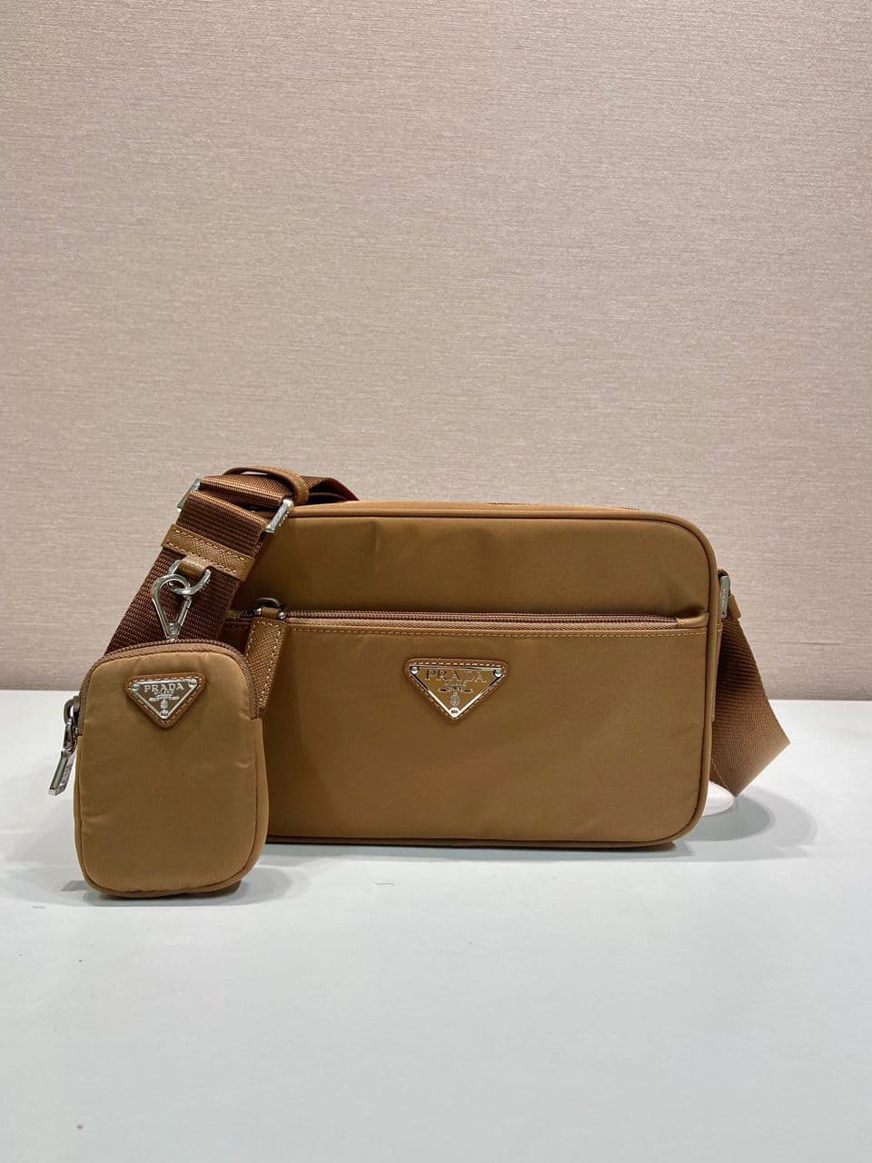 Bolsa de ombro em Re-Nylon Brandy – Moda