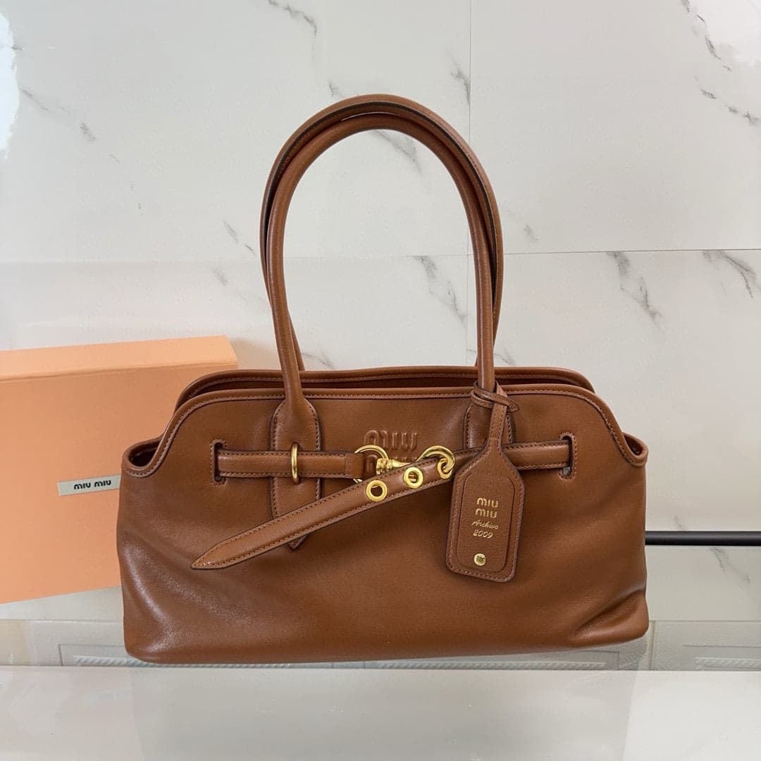 Bolsa Miu Miu Aventure Carvalho. – Moda