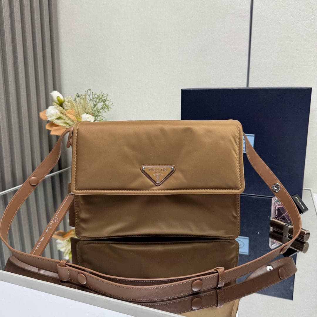 Bolsa Prada Traveller Small Padded Re-Nylon Shoulder Bag – Moda