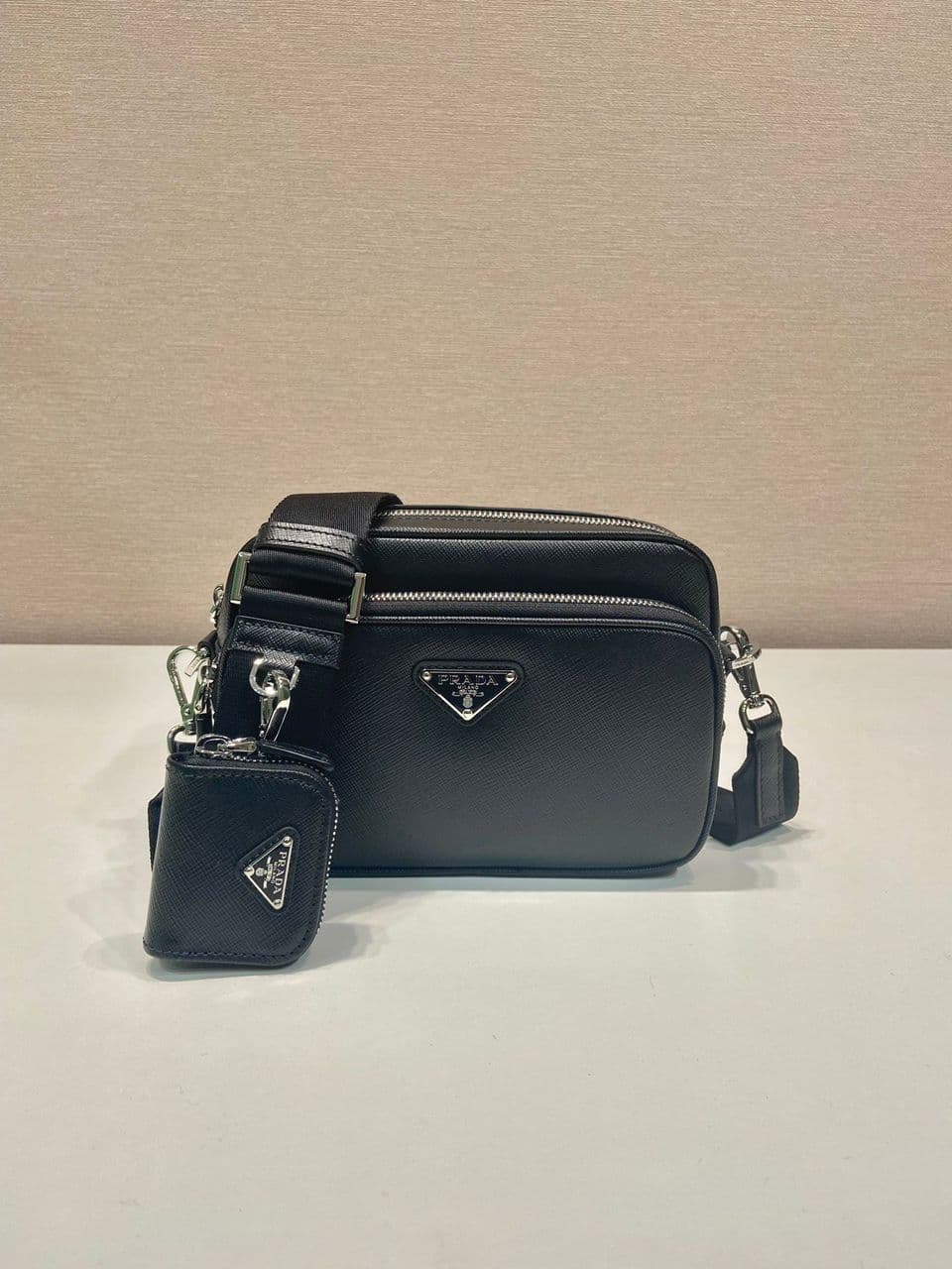Bolsa de Ombro em Couro Saffiano da Prada – Moda