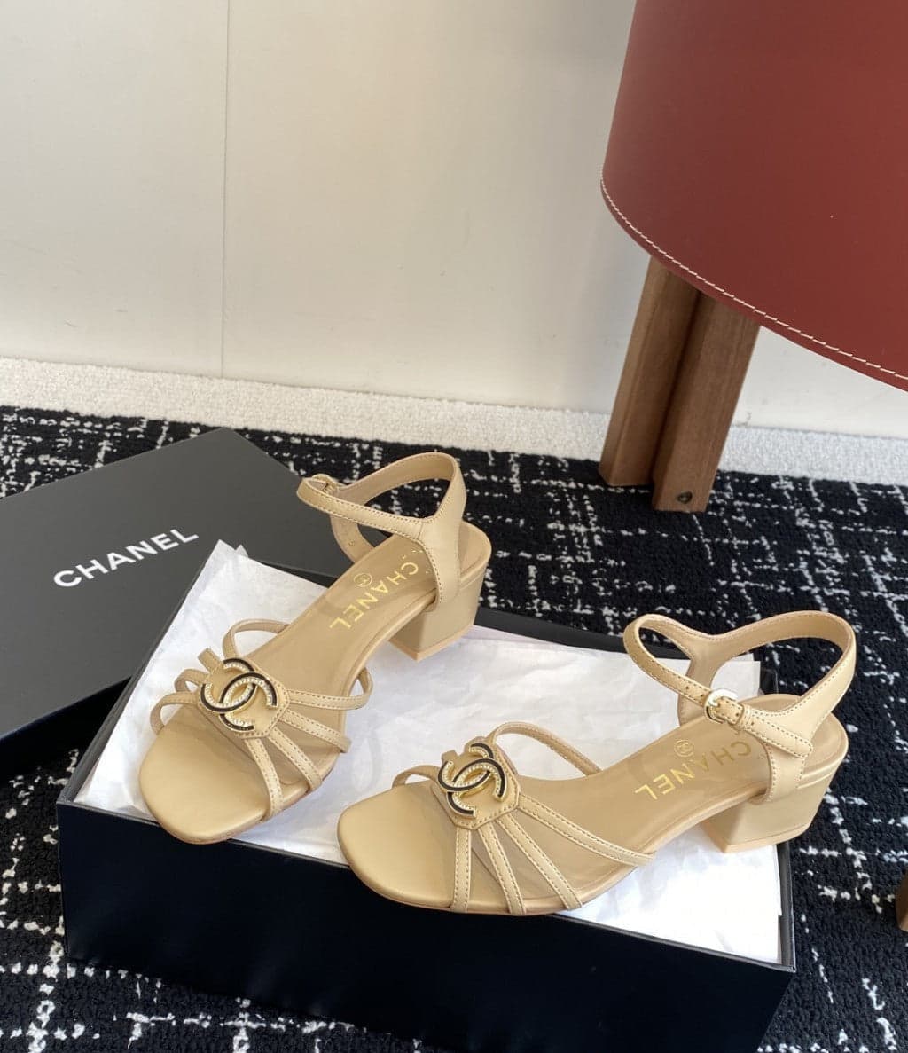 Chanel Interlocking CC Strappy Block Heel Sandal Bege. Salto 4,5 cm. – Moda