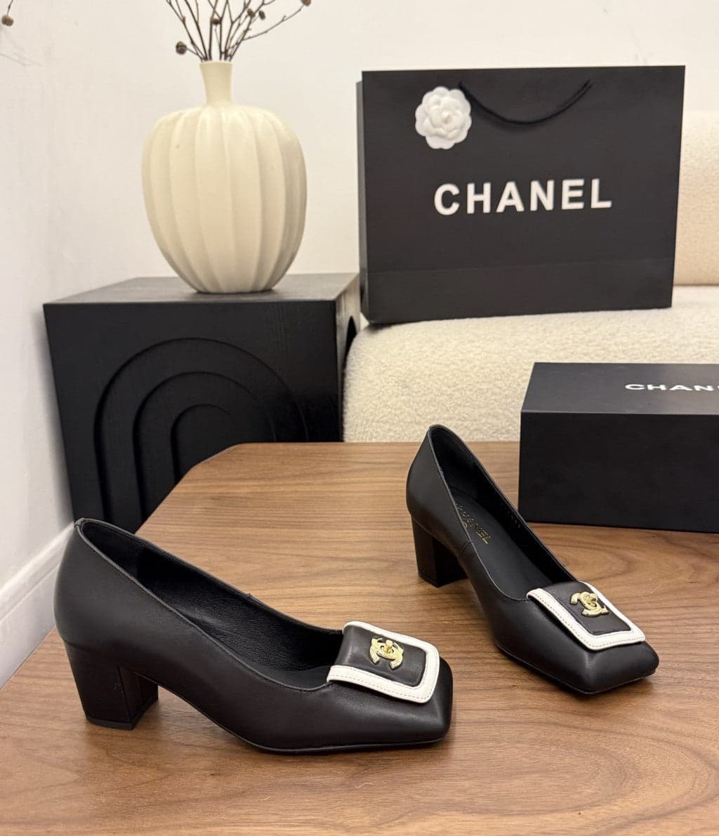 Chanel Blazy Turnlock Pumps Black Ivory. Salto 5 cm. – Moda