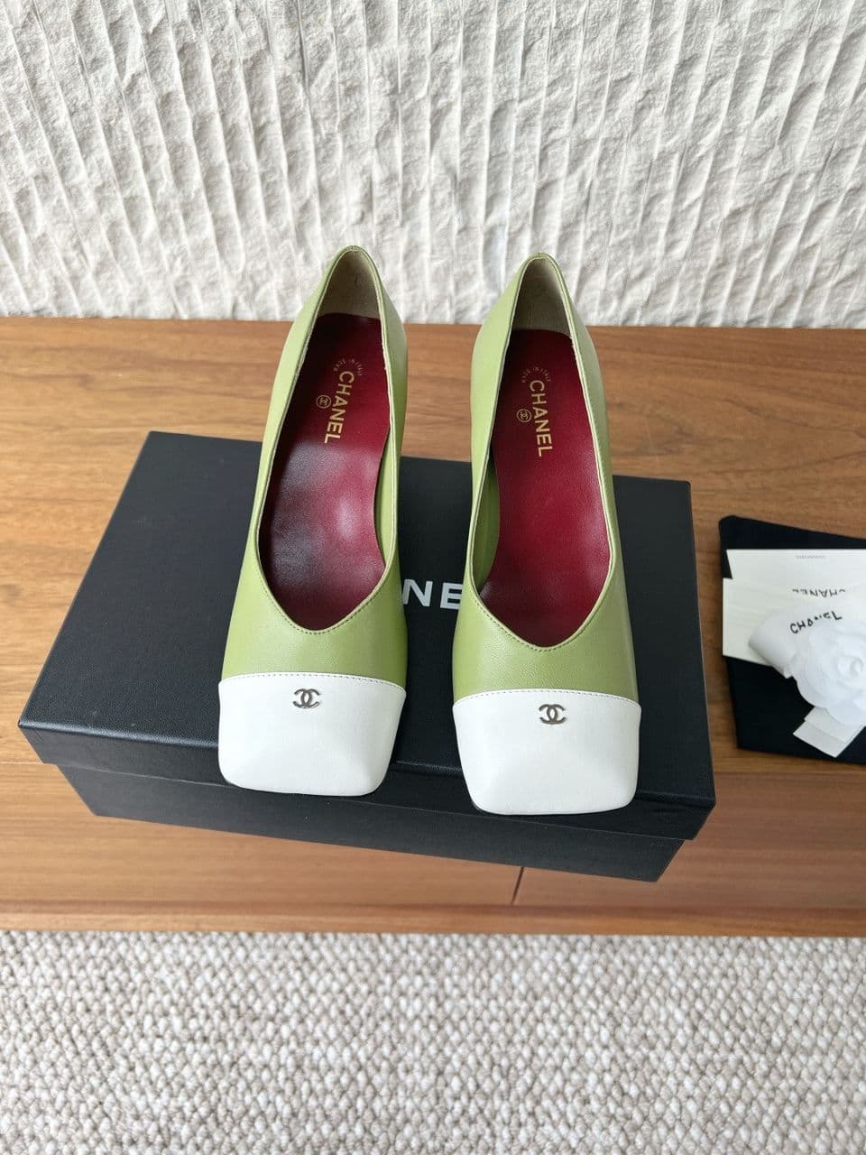 Chanel Cap-Toe Pump Verde e Branco. Salto 6,5 cm. – Moda