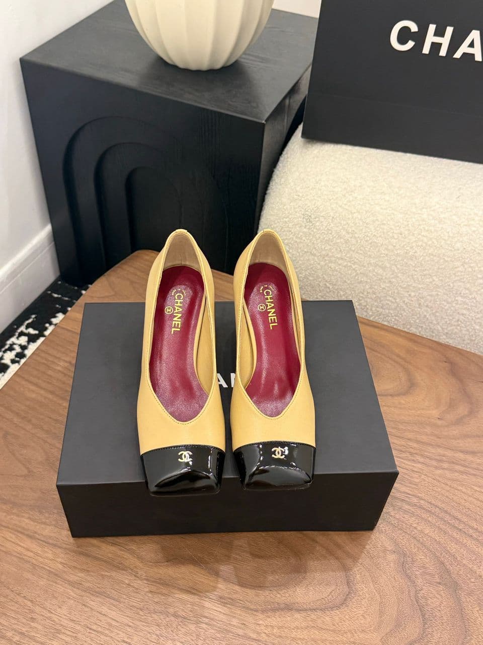 Chanel Cap-Toe Pump Amarelo e Preto. Salto 6,5 cm. – Moda
