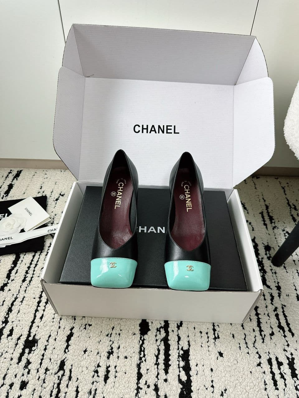 Chanel Cap-Toe Pump Preto e Verde Água. Salto 6,5 cm . – Moda