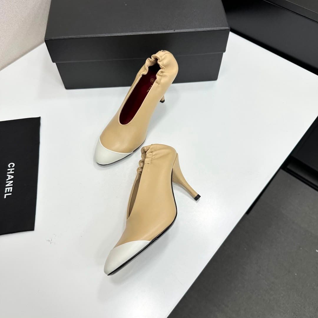 Chanel em Couro Lambskin Bicolor Bege e Branco – Moda