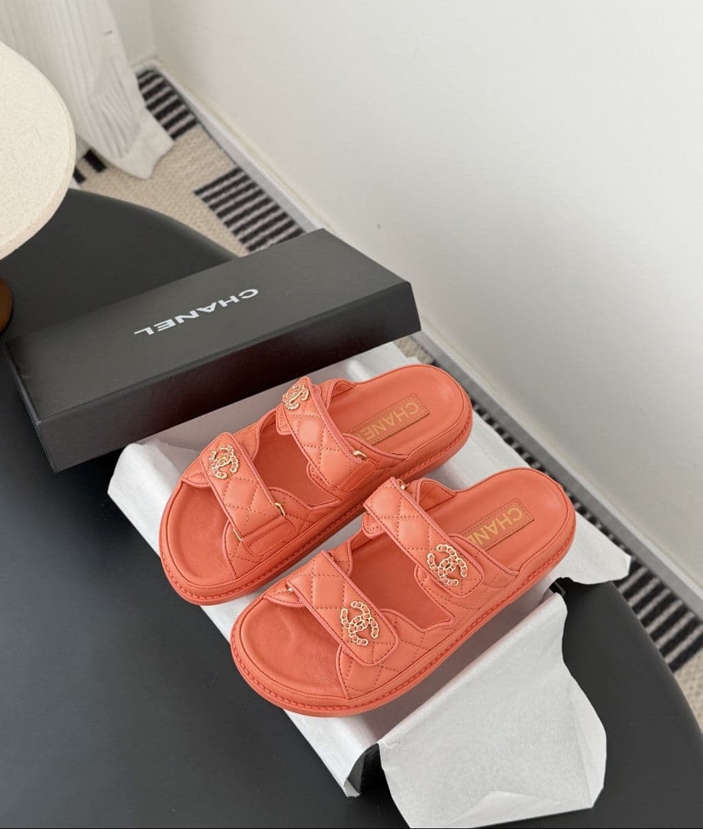 CHANEL Quilted Dad Sandal  Coral. – Moda