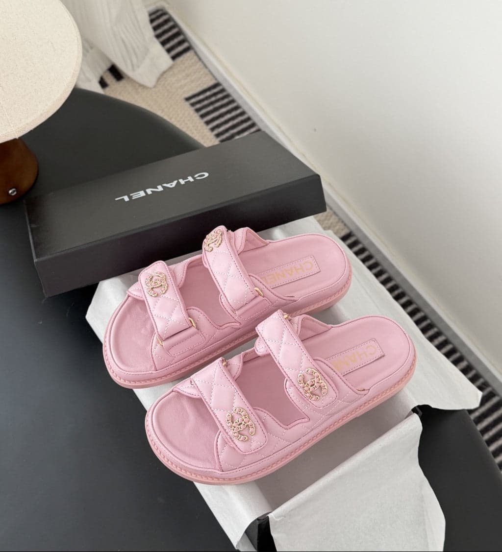 CHANEL Quilted Dad Sandal  Light Pink. – Moda