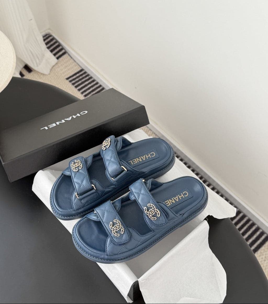 CHANEL Quilted Dad Sandal  Dark Blue. – Moda