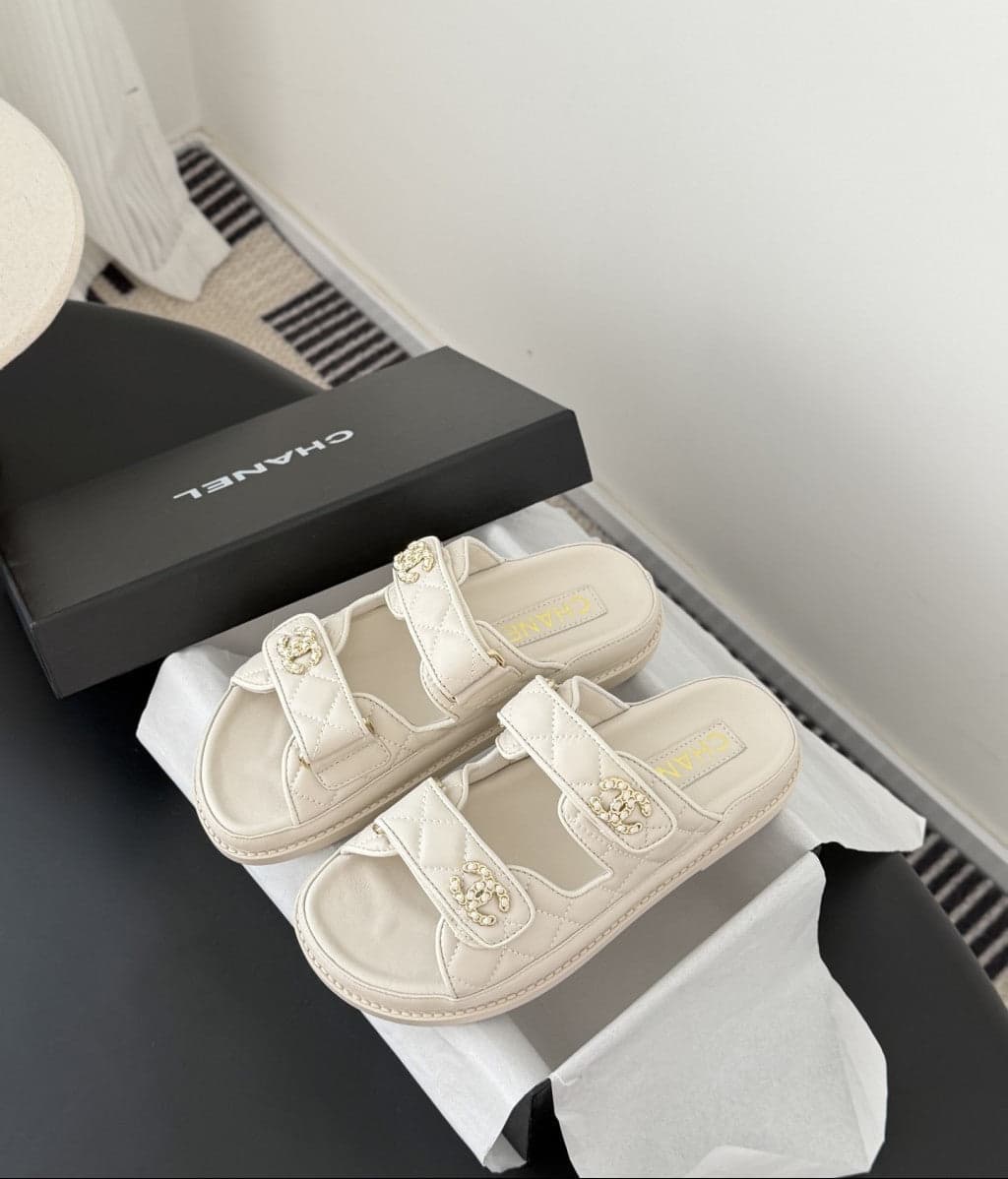 CHANEL Quilted Dad Sandal  Off-White. – Moda