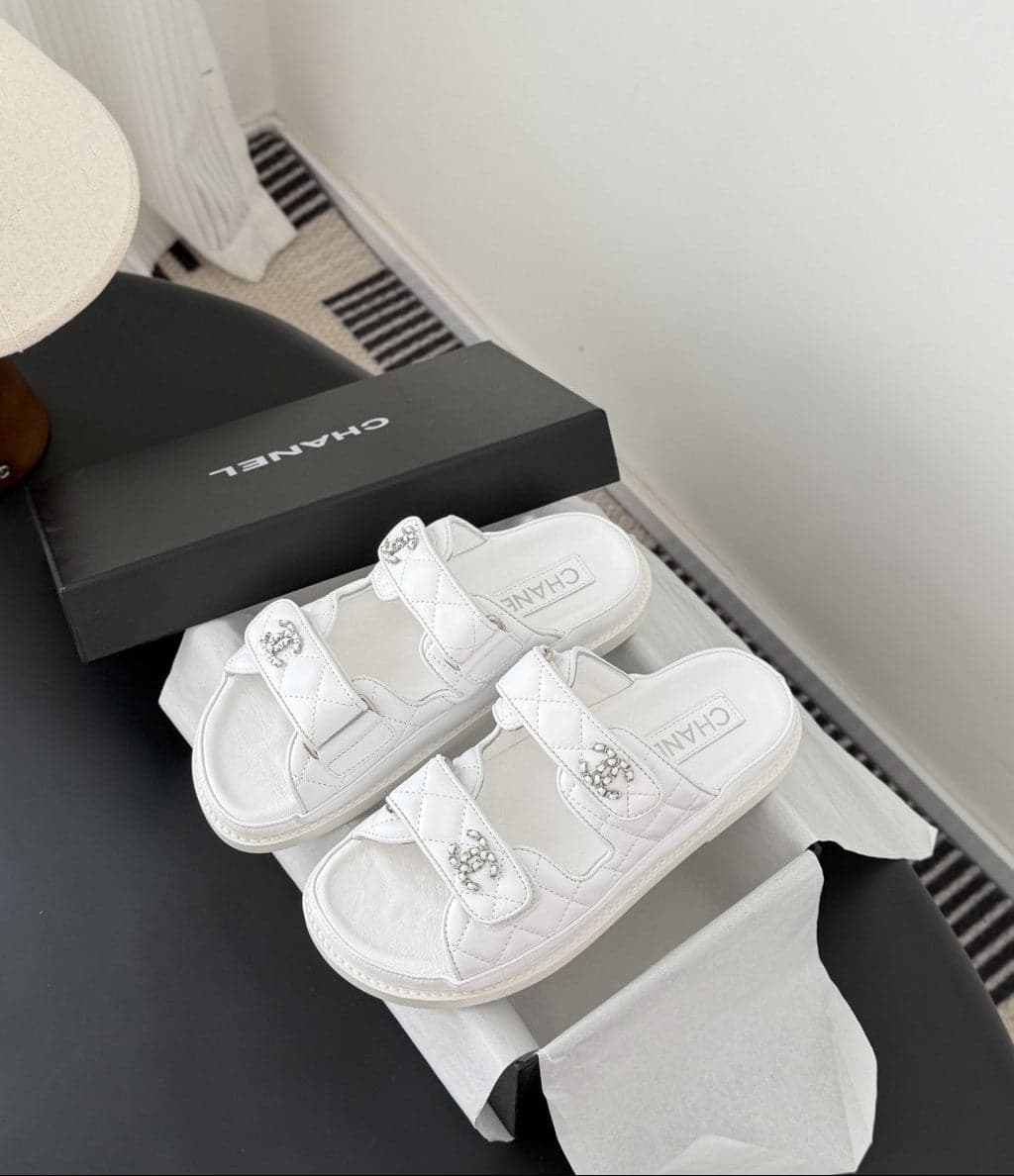CHANEL Quilted Dad Sandal White. – Moda