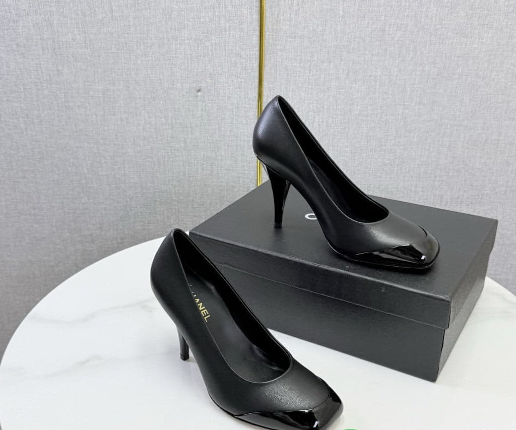 Chanel Square-Toe Cap-Toe Pumps in Black Leather. Salto 9 cm. – Moda