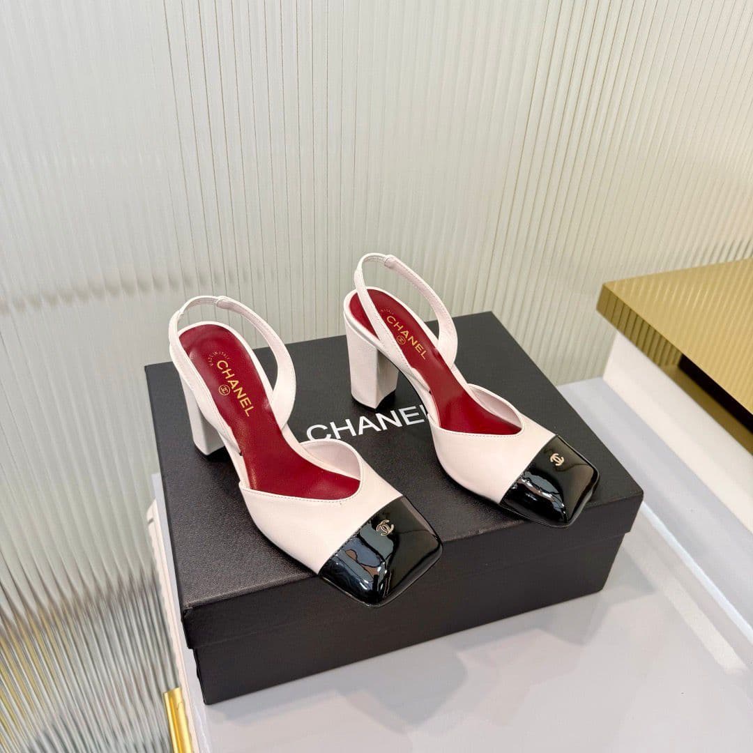 Chanel Slingback Block Heel  Beige & Black  Patent. Salto 9 cm. – Moda