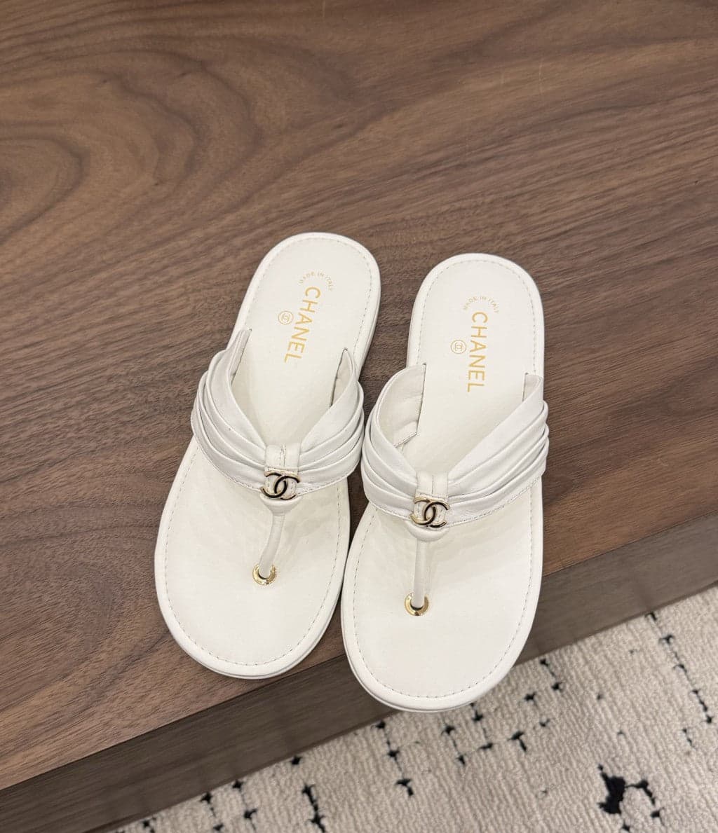 Chanel Thong Sandals White. – Moda