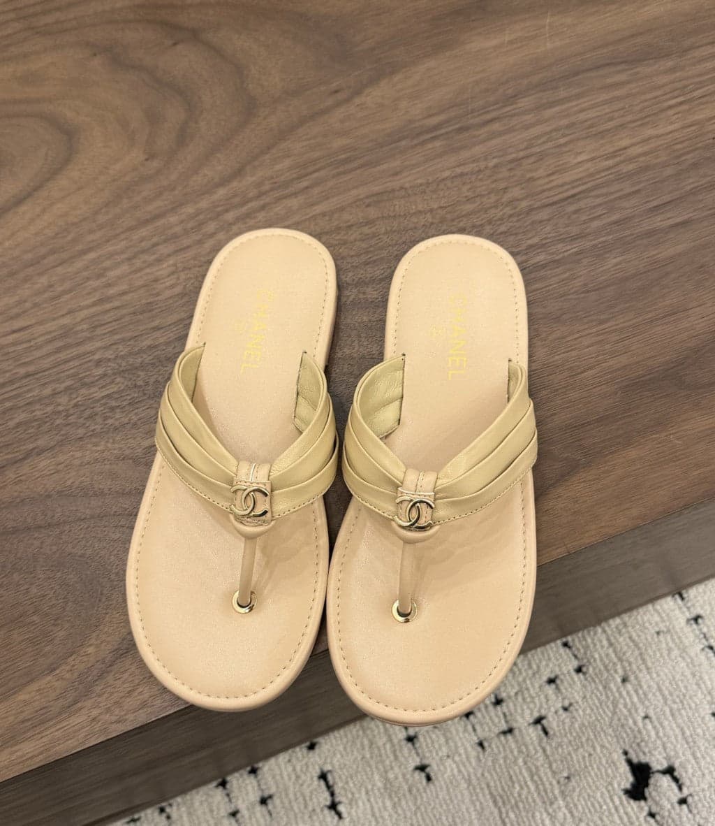 Chanel Thong Sandals Beige. – Moda
