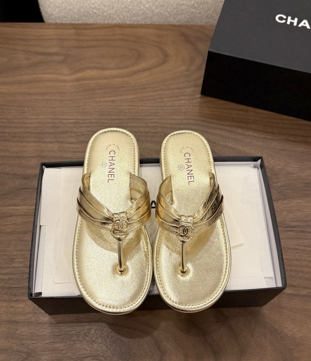 Chanel Thong Sandals Gold. – Moda
