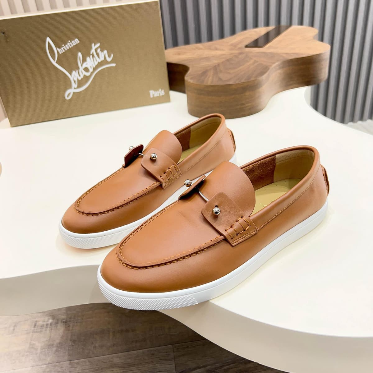 Christian Louboutin Chambeliboat Lionne. – Moda