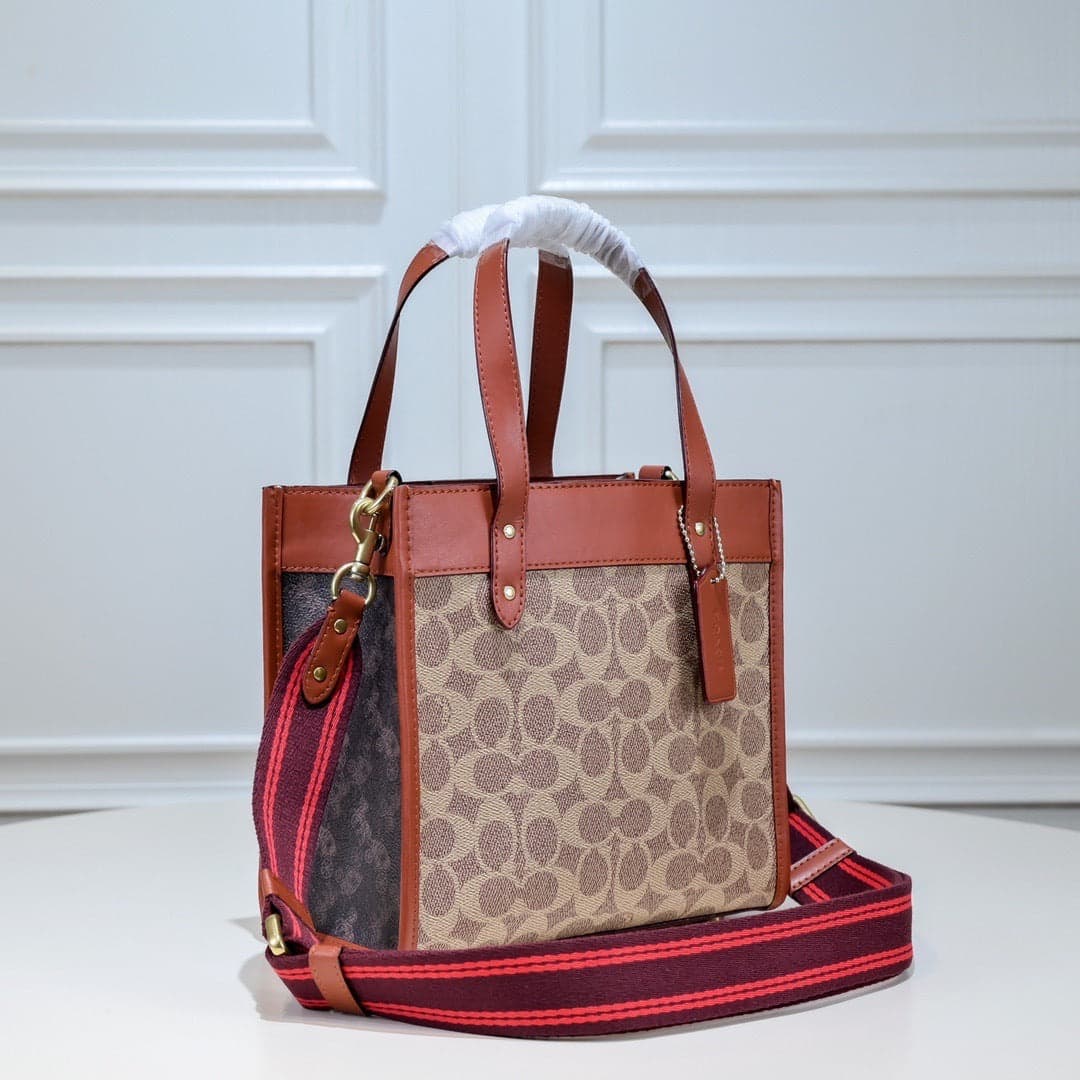 Coach Field Tote 22 Signature Canvas Khaki Ferragens Douradas – Moda