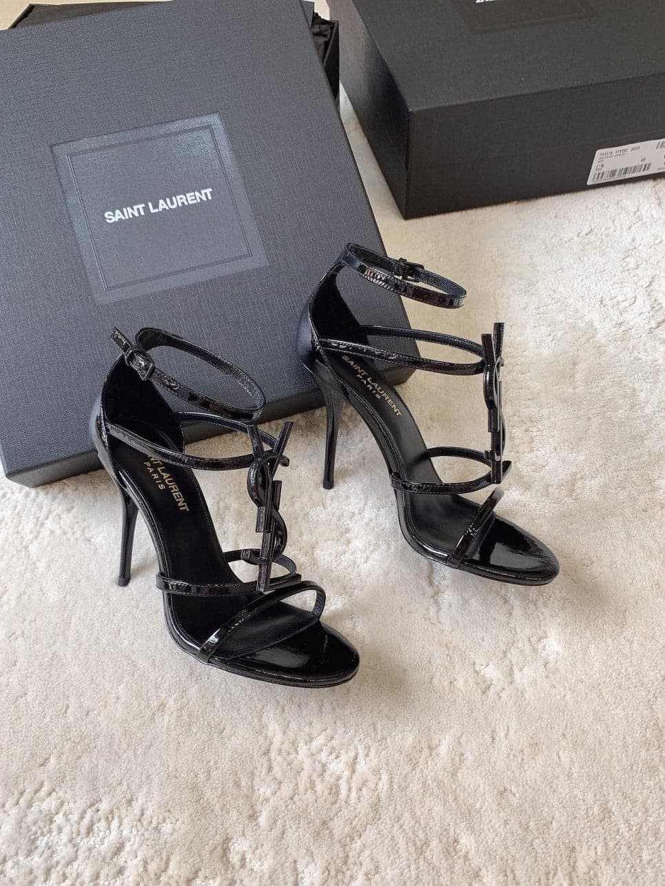 Saint Laurent Cassandra Sandal Couro Envernizado – Moda