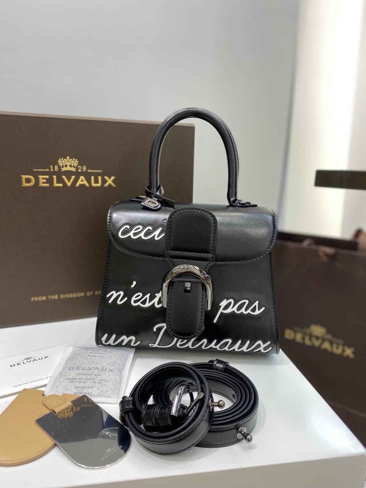 Delvaux Brillant L'Humour Lettering Black – Moda