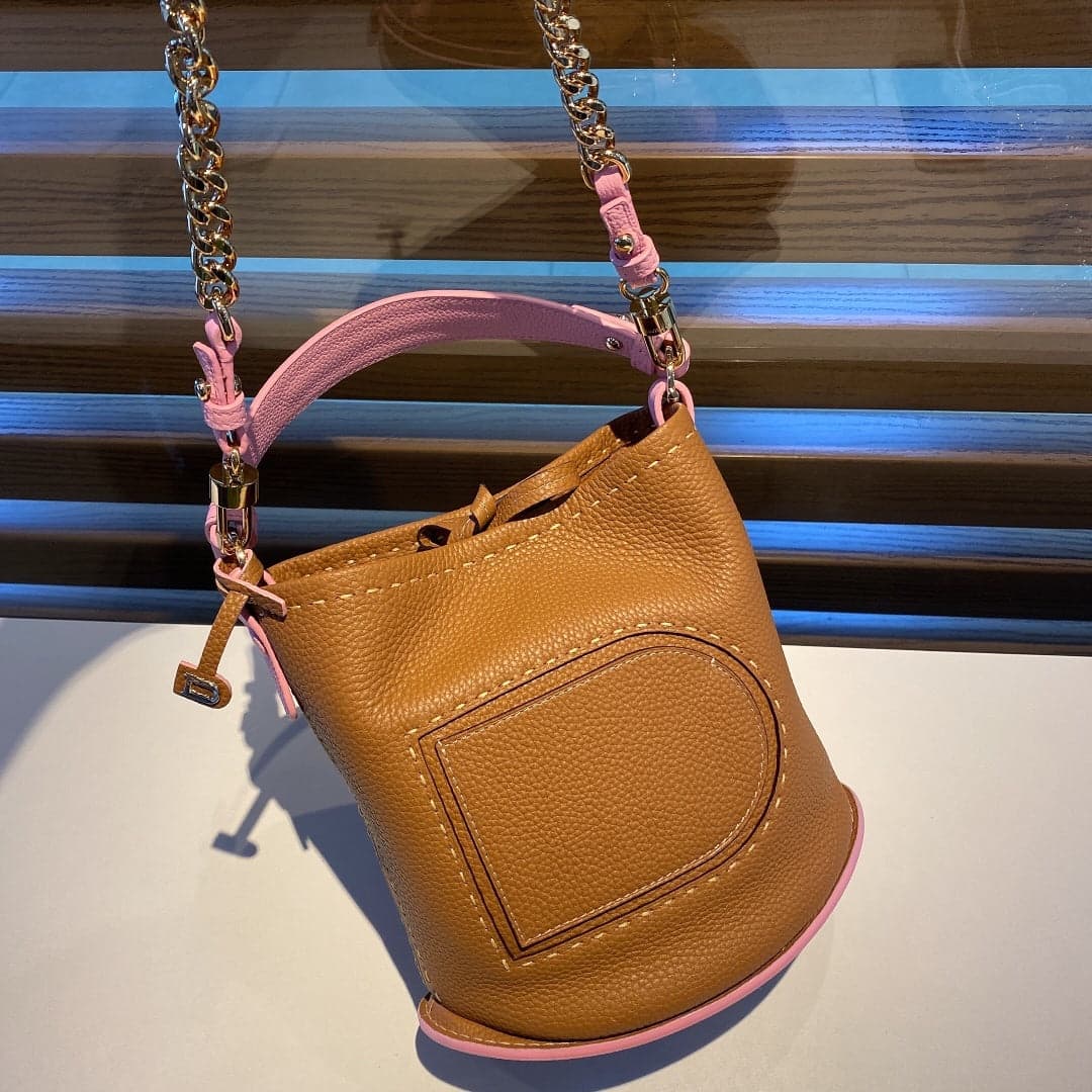 Delvaux Pin Mini Bucket Camel / Baby Pink – Moda