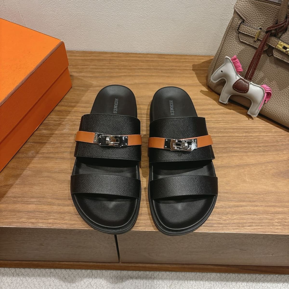 Hermes Milano Black and Brown – Moda