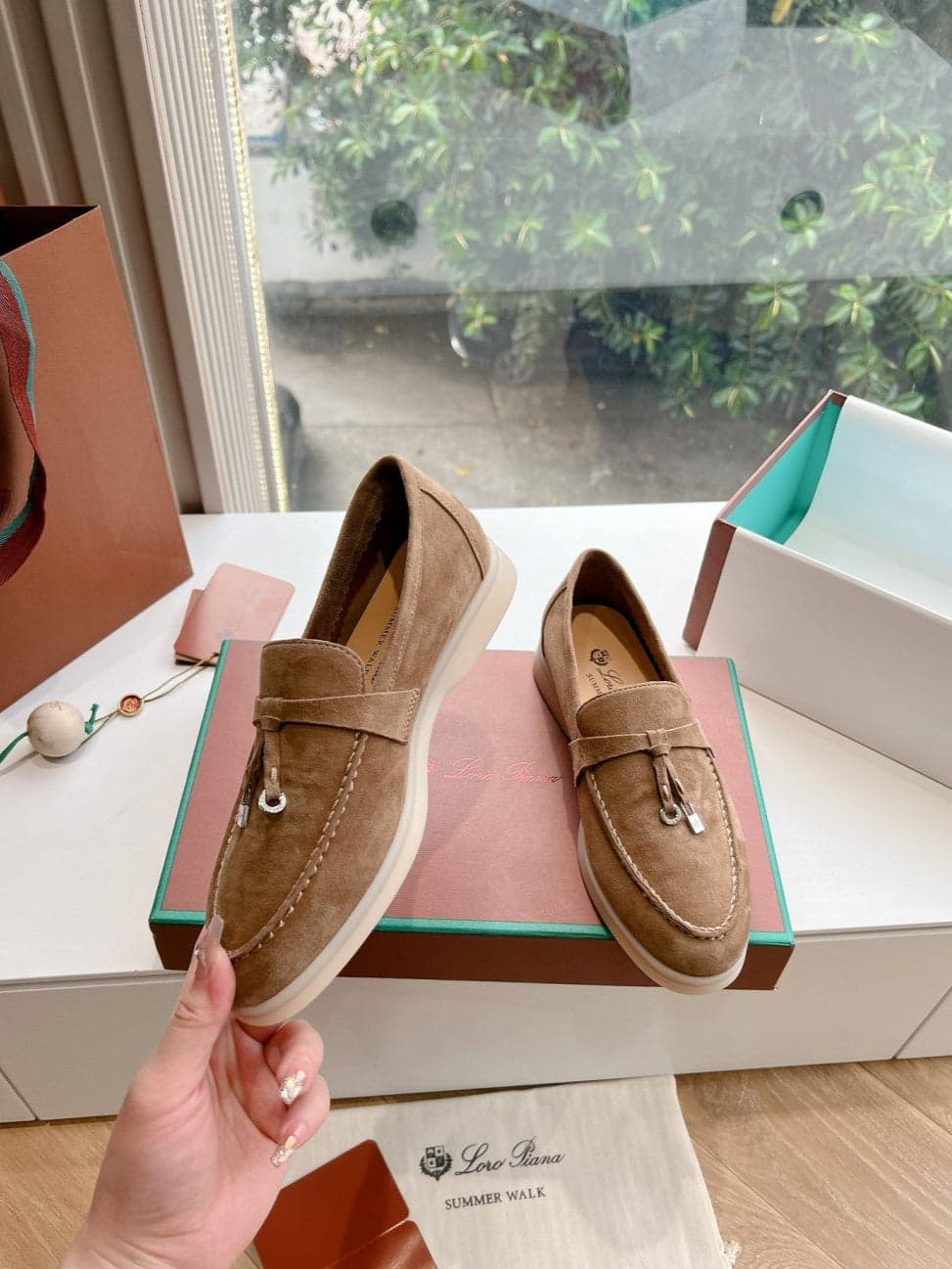 Loro Piana Summer Walk Camurça Marrom. – Moda