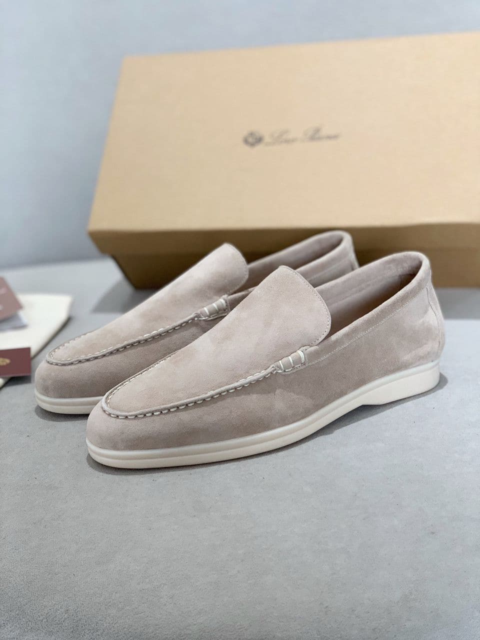 Loro Piana Open Walk Camurça Bege. – Moda
