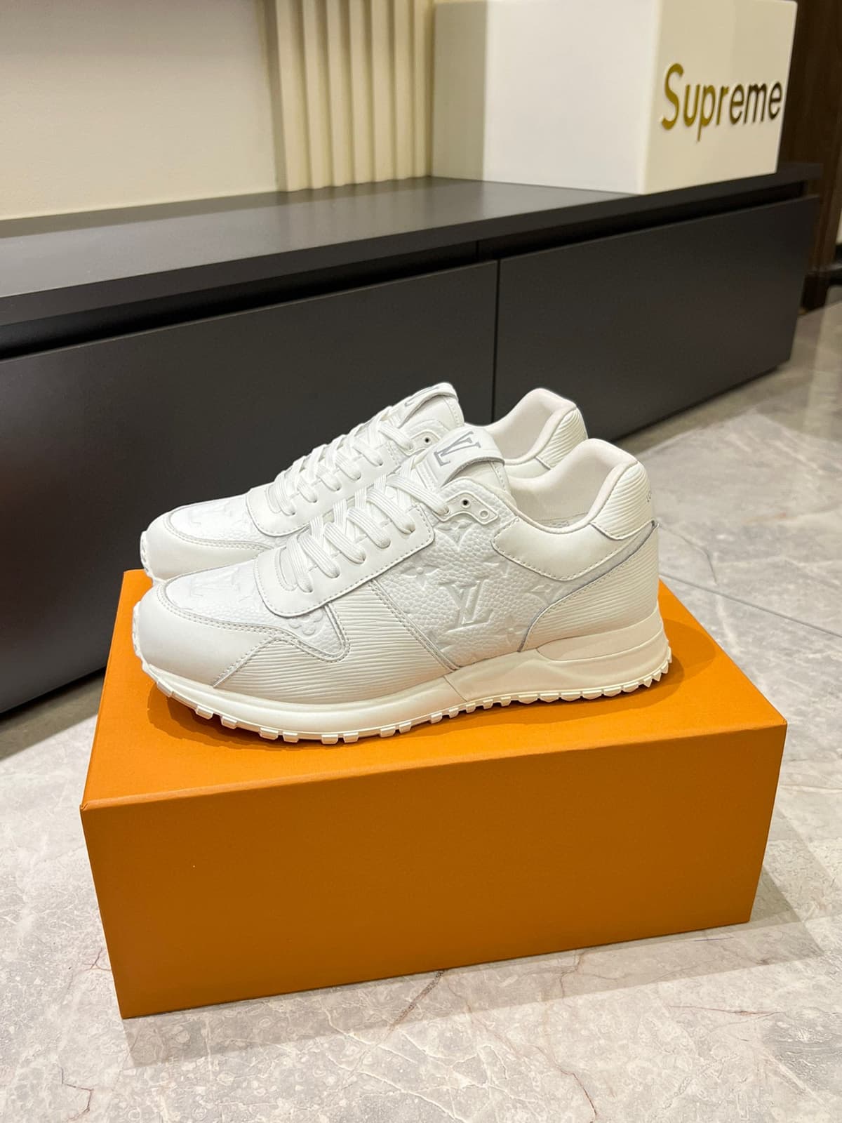 LOUIS VUITTON  Run Away White – Moda