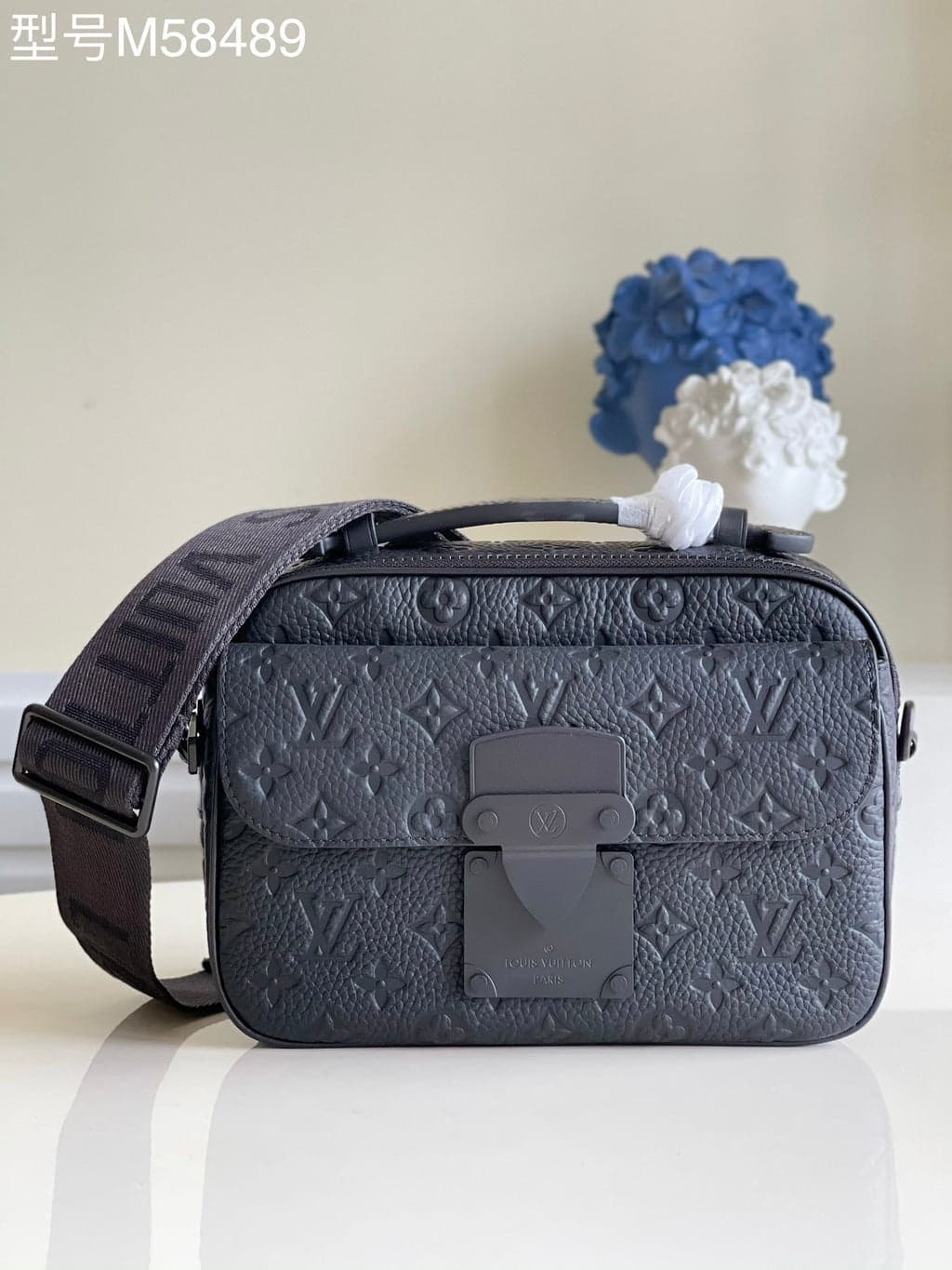 S-lock Messenger Monogram Black – Moda