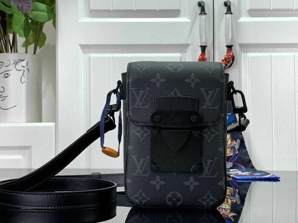 S-lock Vertical Wearable Wallet – Moda
