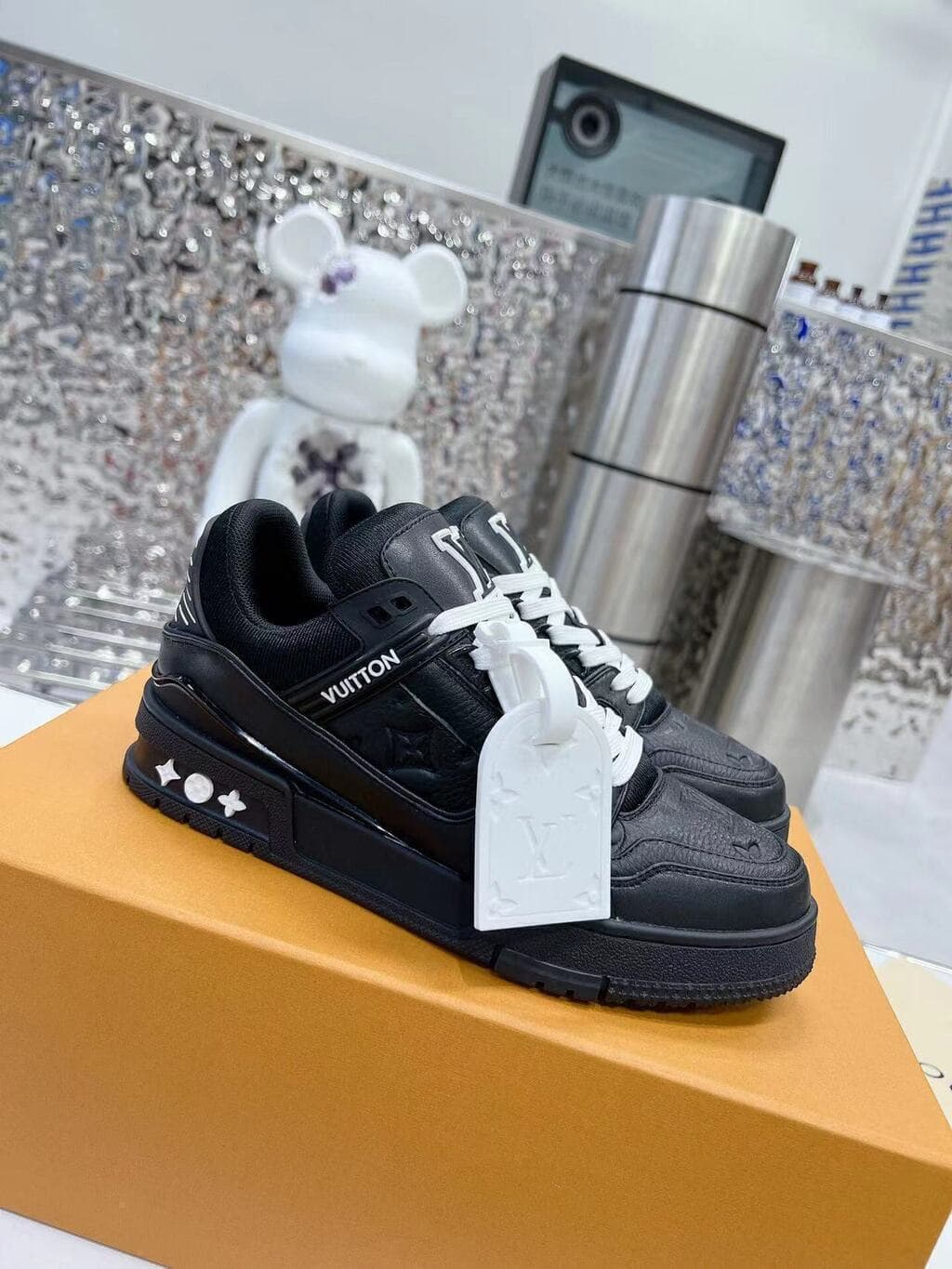 Trainer Black Embossed Monogram – Moda