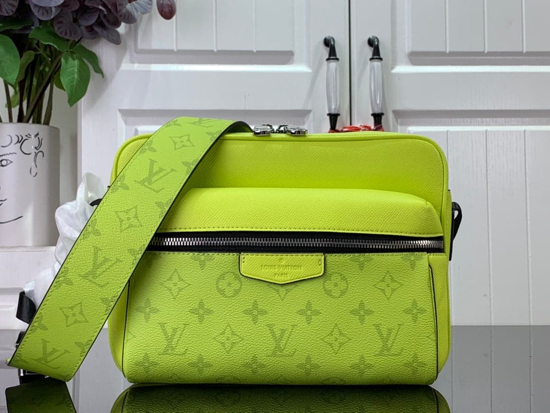 Lv Yellow Monogram Taïgarama Outdoor Messenger – Moda