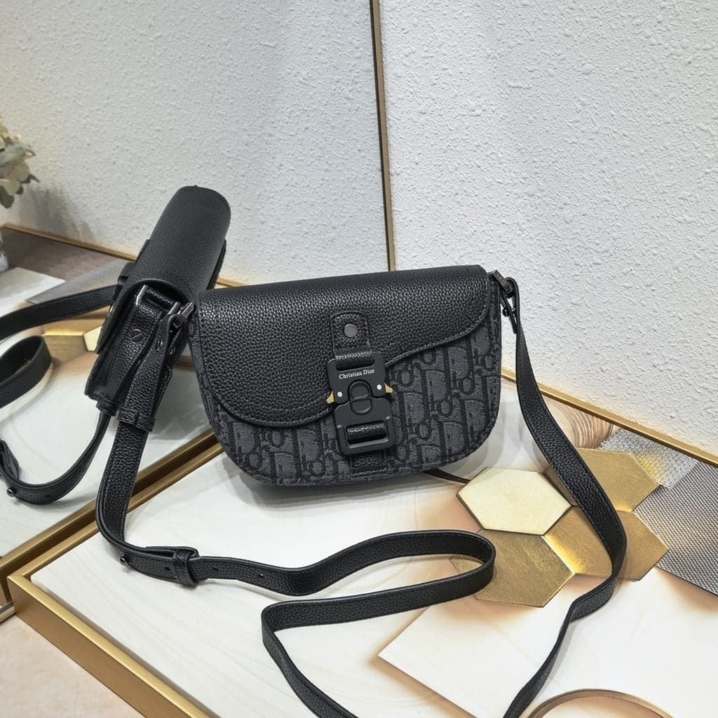 Mini Saddle Messenger Bag With Flap – Moda