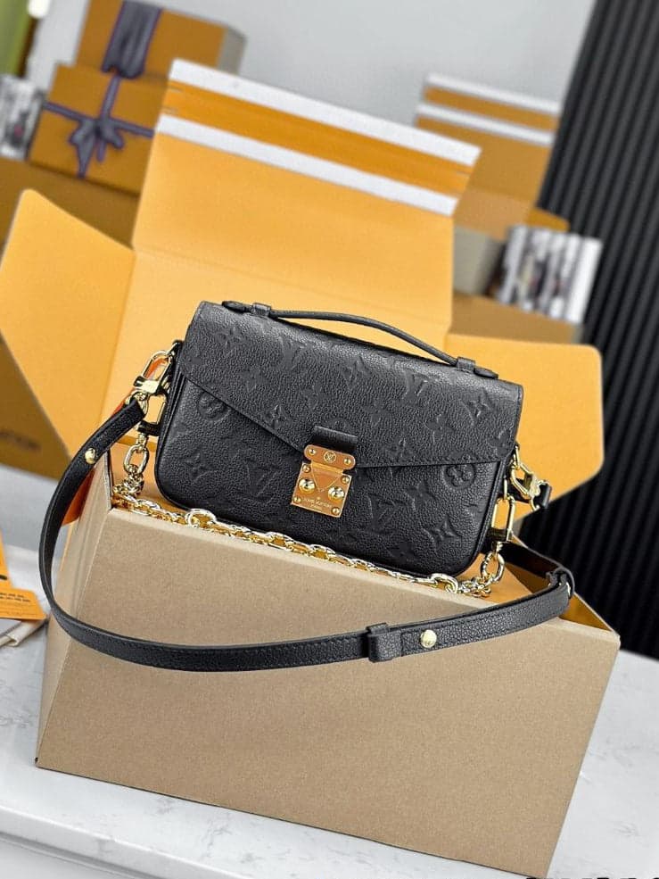 Pochette Métis East West Monogram Empreinte Black. – Moda