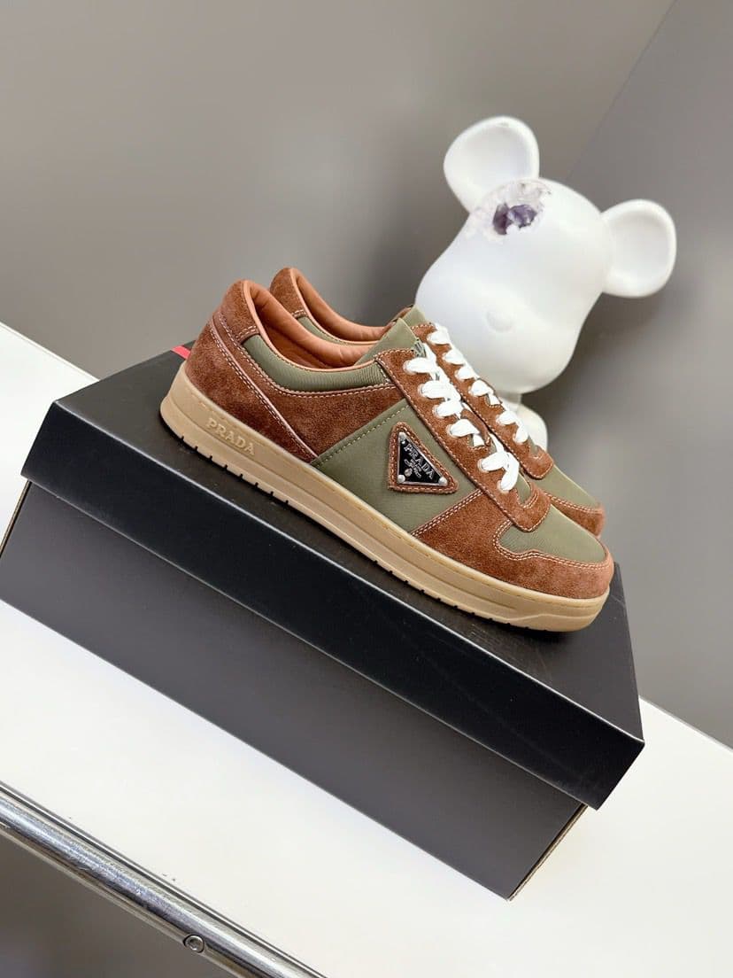 Prada Downtown em Re-Nylon e camurça – Moda