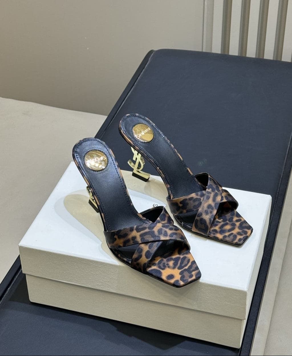 Saint Laurent  Mules Opyum Em Crepe De Cetim Estampa de Leopardo – Moda