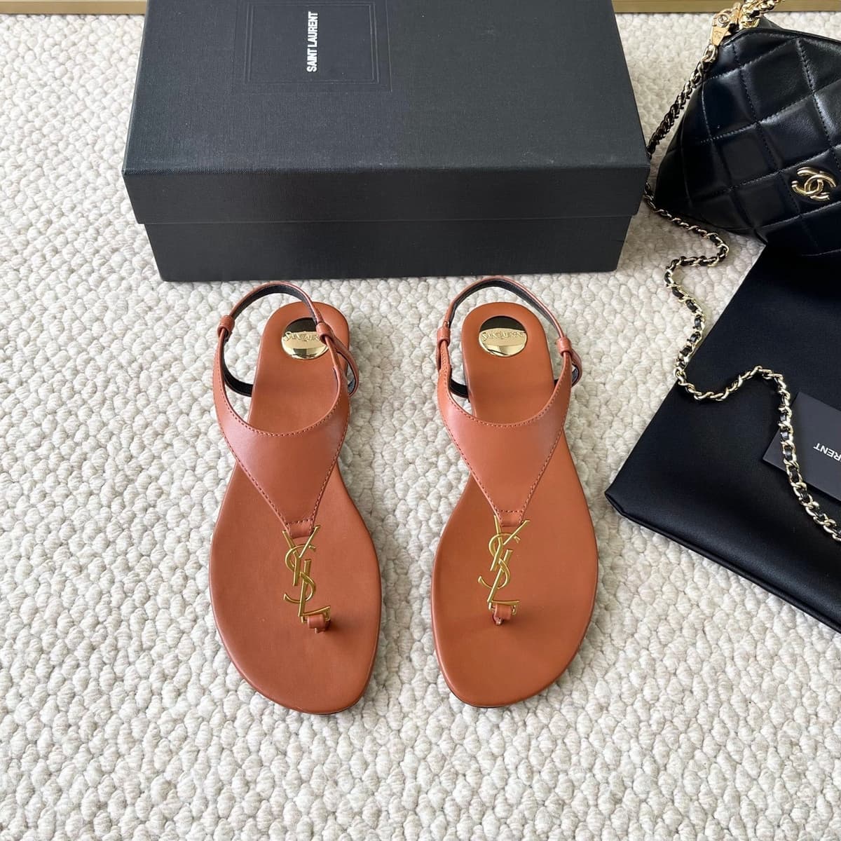 Saint Laurent Sandalia cassandra brown. – Moda