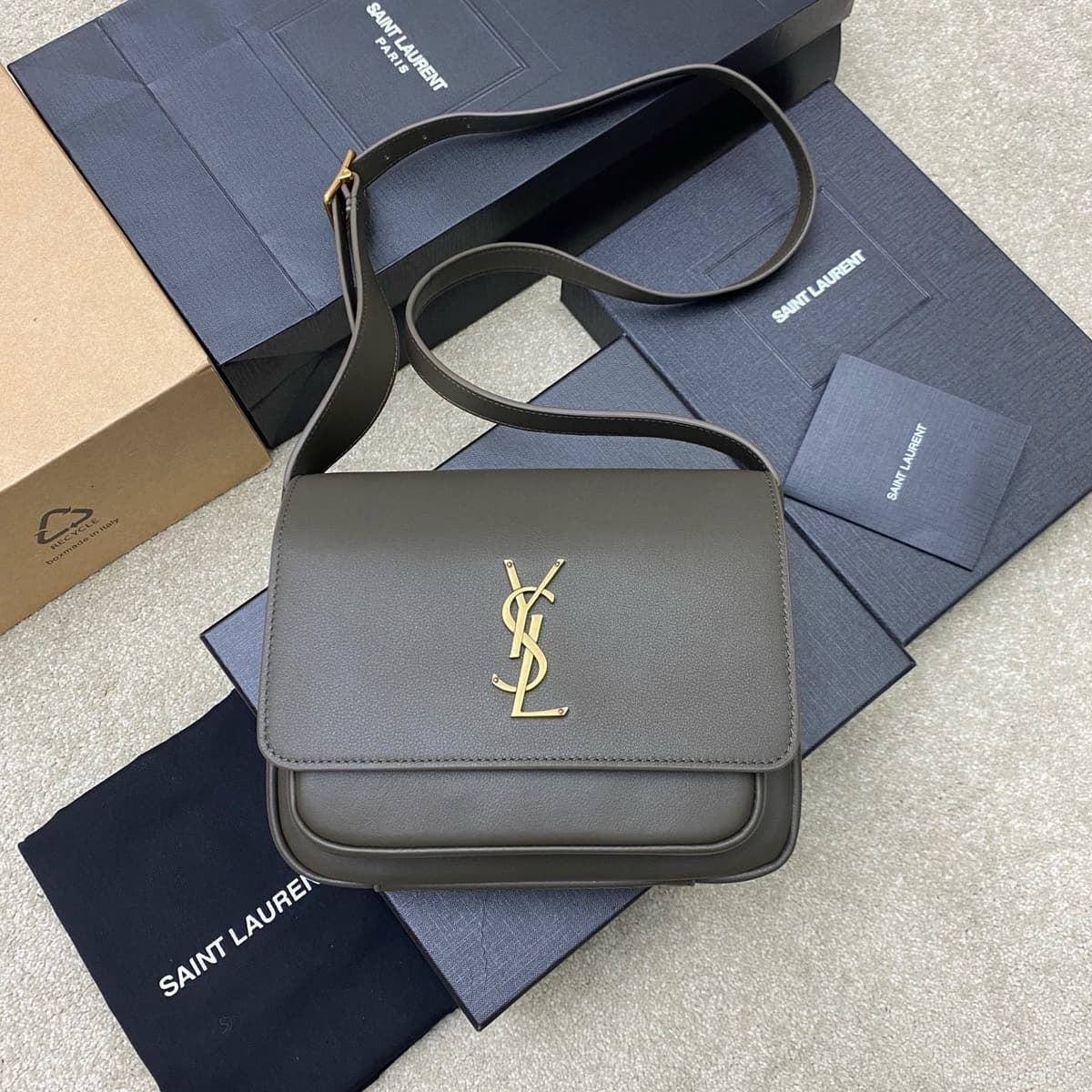 Saint Laurent Niki Saddle Shoulder Bag Taupe Ferragens Douradas – Moda