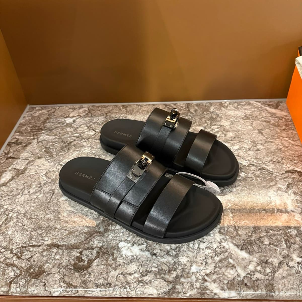 Sandália Hermès Jackson em Couro Preto . – Moda