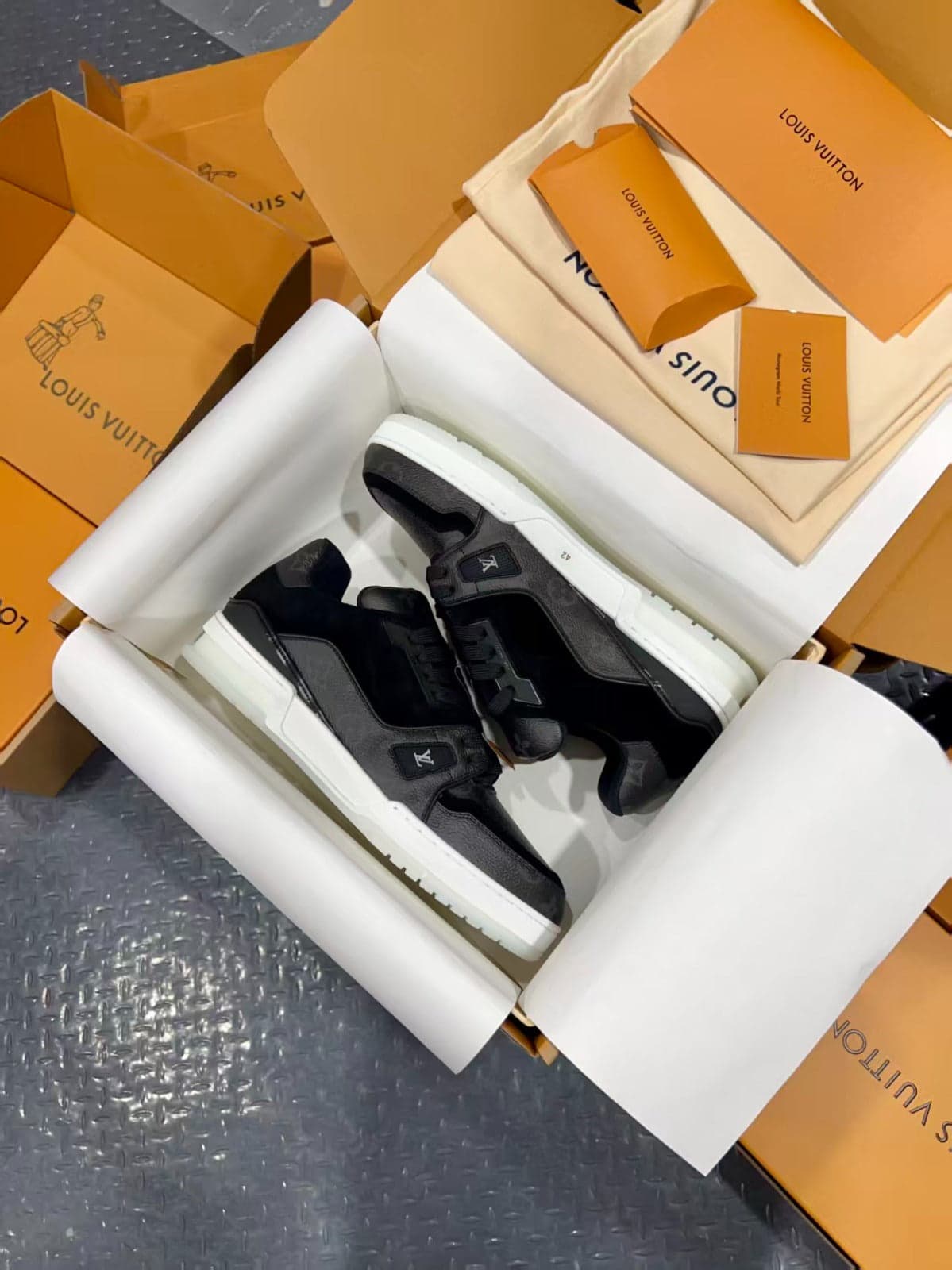Lv Trainer Grey Monogram – Moda