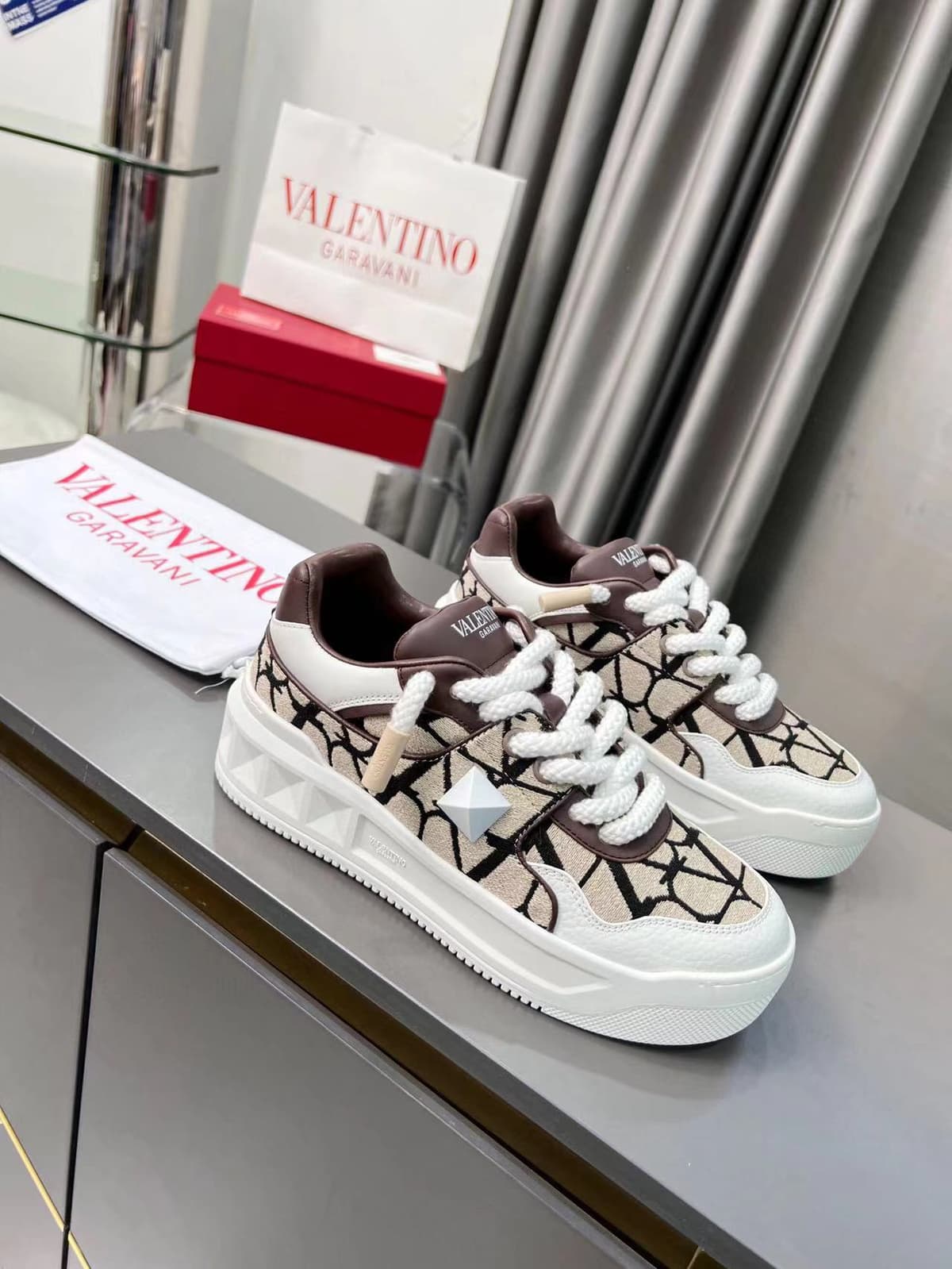Valentino Garavani One Stud XL Brown – Moda