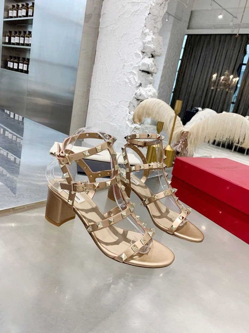 Valentino Garavani Rockstud Sandal. – Moda
