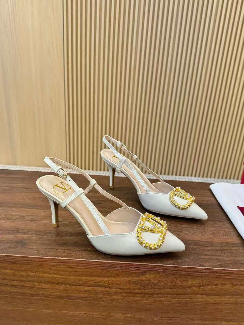 Valentino Garavani VLogo Signature Slingback Pump White Ferragens Douradas – Moda