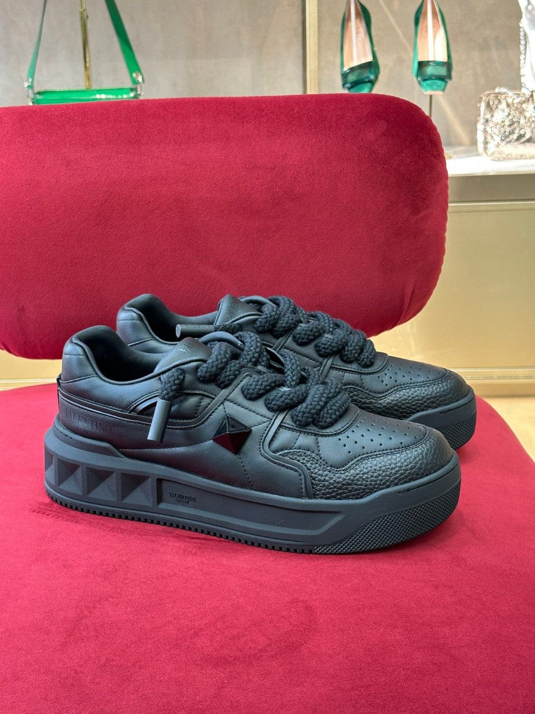 Valentino One Stud XL Black – Moda