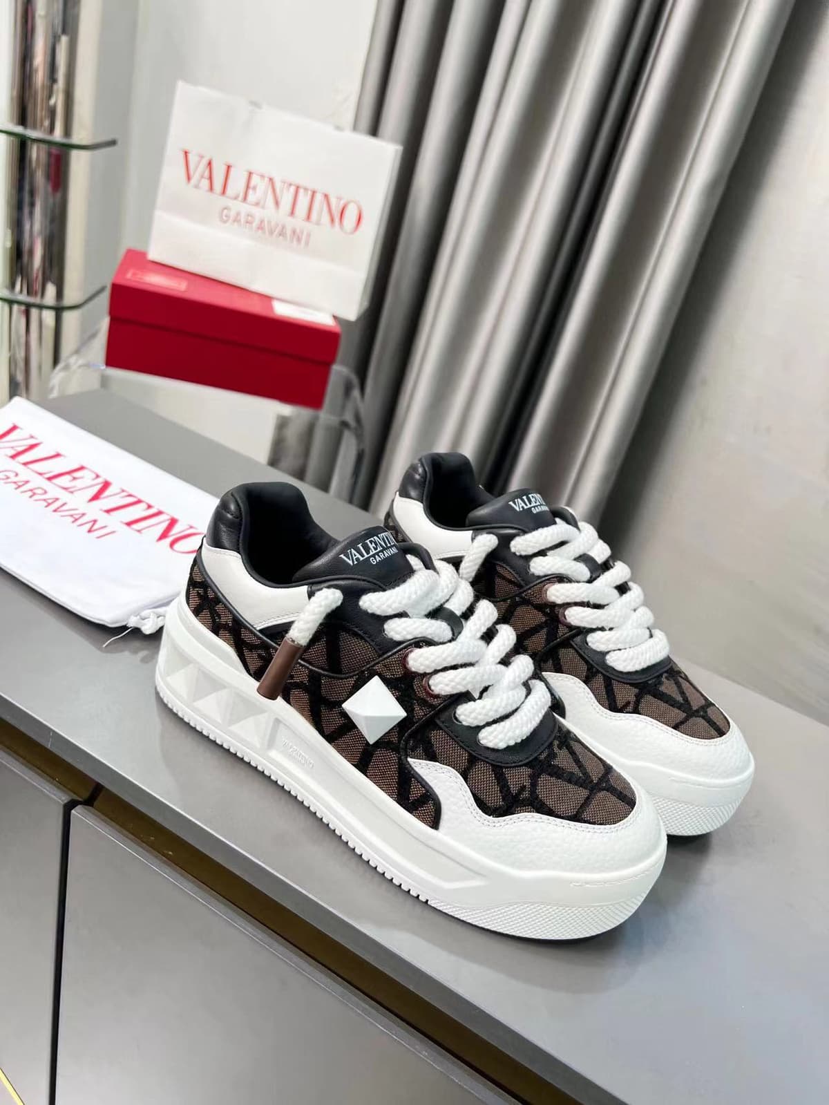 Valentino One Stud XL Brown – Moda