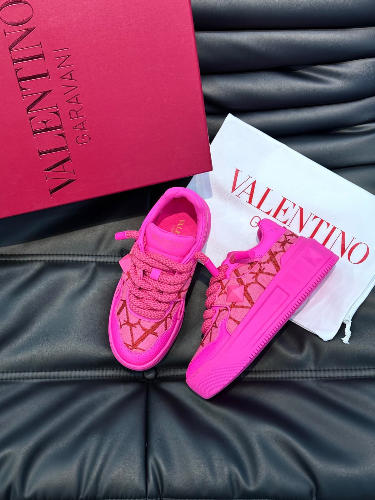 Valentino One Stud XL PINK – Moda