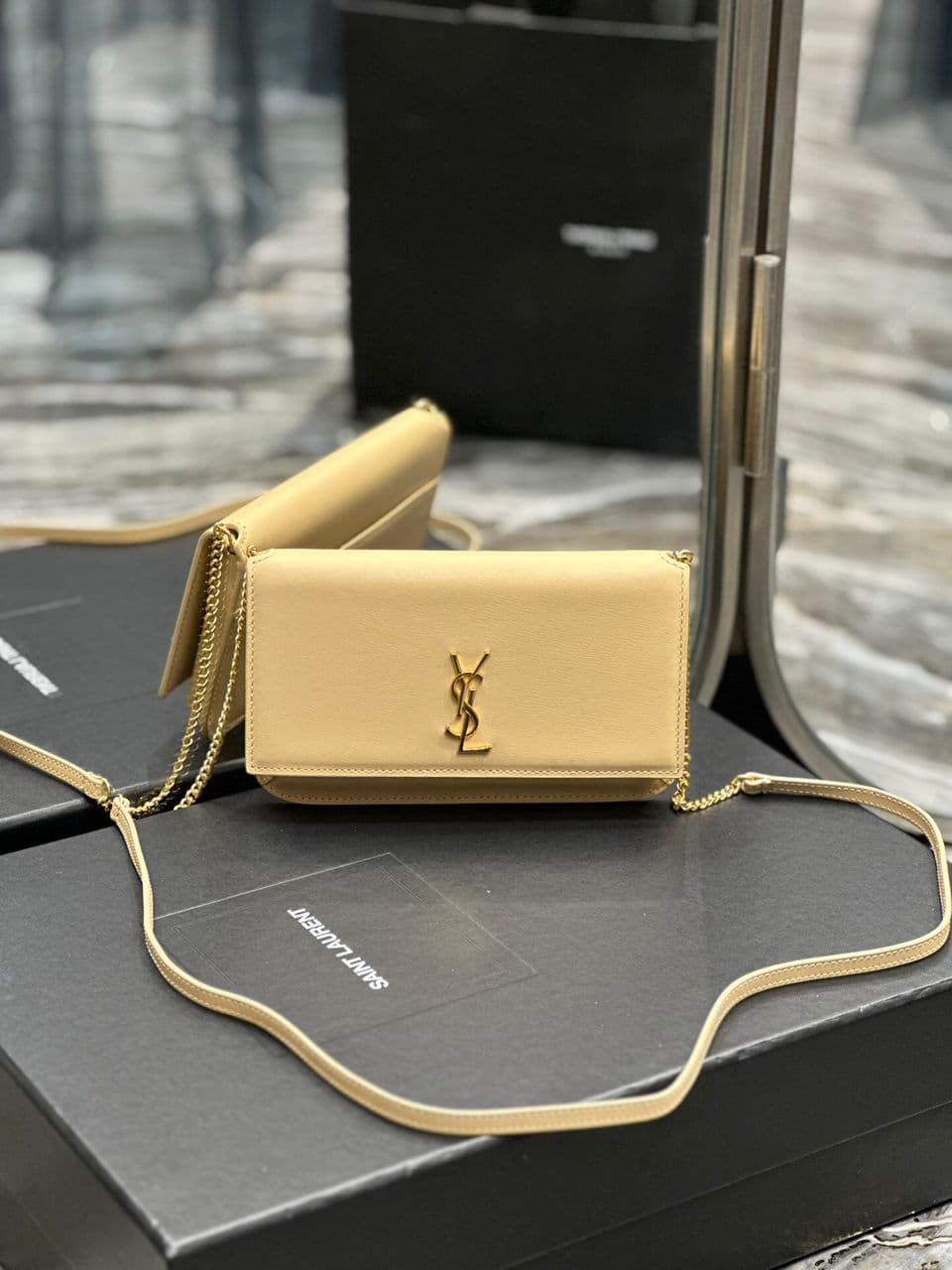 Yves Saint Laurent Cassandre Phone Holder. – Moda
