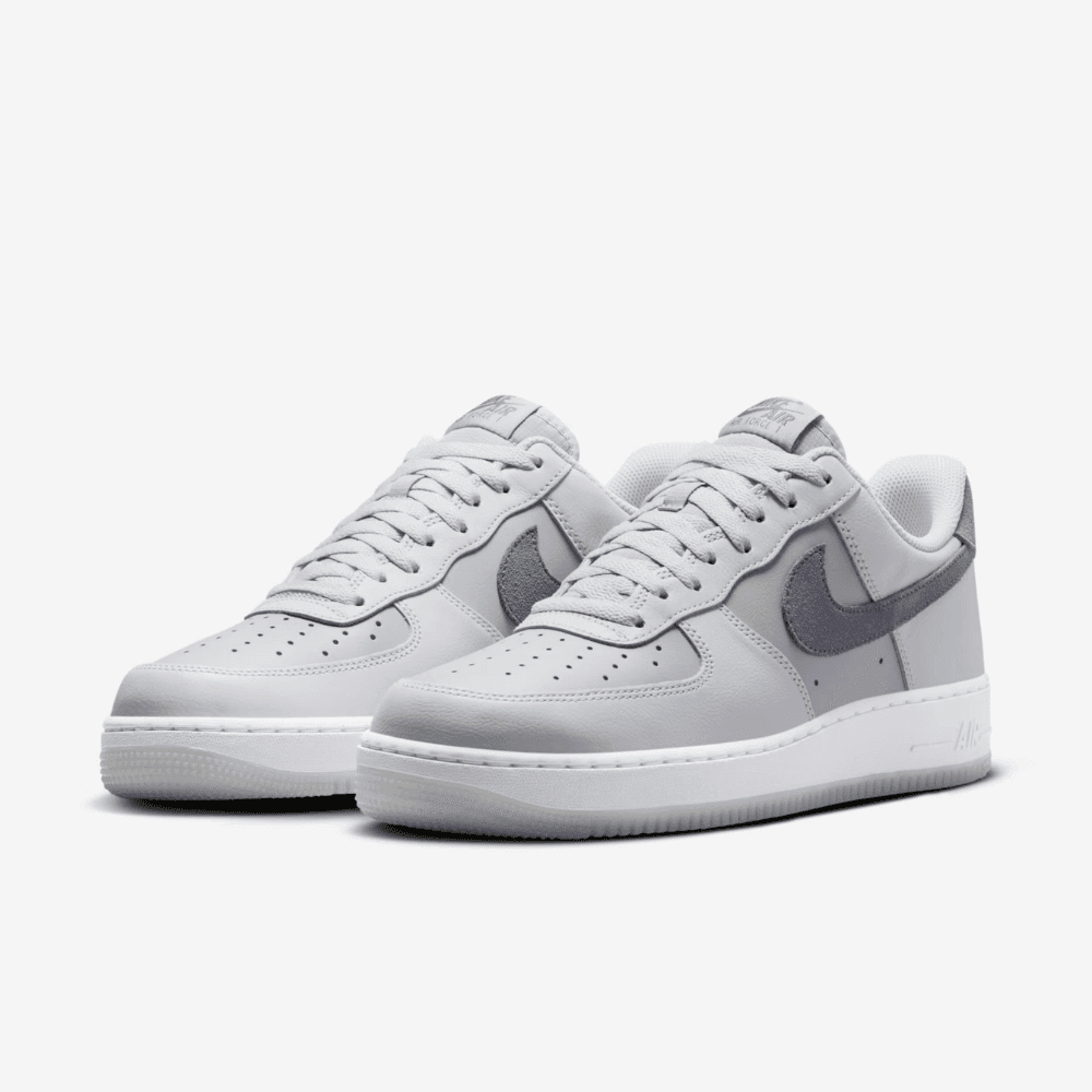 Nike Air Force 1 '07 Pure Platinum Light Carbon.